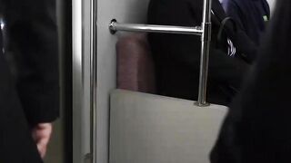 지하철 남자들의 손길에 당황하는 유부녀 jav