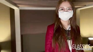 FC2PPV 4665799 18歳の制服姿でメガネを掛けた可愛い女性と中出しセックス jav