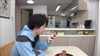 엄마의 나체를 보고 흥분한 아들 jav