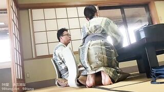 FC2PPV 1593766 【人妻】千穂　温泉旅行で布団敷いてないのに即ハメ中出し、お掃除でおじさん暴発口内 jav