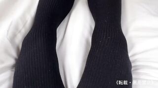 FC2PPV 4719229 足フェチ必見！【手コキ】【足射】スレンダーちっぱい美女の美脚、足裏を観察した後にオイル手コキ。ちんこを踏まれ jav