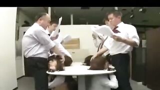 일본 남성 휴게실 테이블에 묶여 오랄하는 소녀들 jav