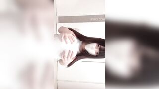 可愛い日本人の女の子がマスクをして楽しんでいる jav