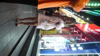 炸裂，夜市跟拍抄底白色連衣裙美女小姐姐，表裡不一居然真空逛街，鮑魚簡直太肥了 jav ipcam