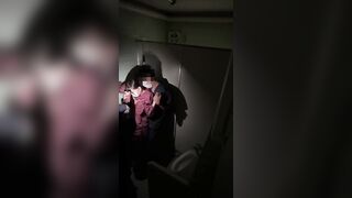 【流出】N県N市チェーン居※屋／可愛すぎる美少女が連続潮吹き／過激セクハラで交互にハメ倒し中出し jav