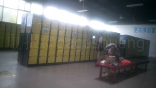 【レア＆独占】ウォーターパークのシャワー動画流出 [シーズン9] 母娘姉妹 vs. 若くて美しい女性たちの全裸ショー 12V jav jvip ipcam (1)