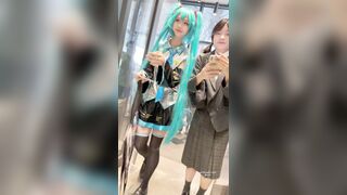 【KFC】初音ミクの可愛い女の子のコスプレ、可愛すぎてカメラマンに撮られちゃう、白下着 jav jvip ipcam 2