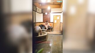 【お風呂流出】貸切温泉旅館をカメラで隠し撮り流出 完全版15V jav jvip ipcam (2)