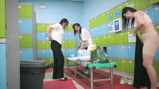 【レア＆独占】ウォーターパークのシャワー動画流出 [シーズン9] 母娘姉妹 vs. 若くて美しい女性たちの全裸ショー 12V jav jvip ipcam 1 (6)