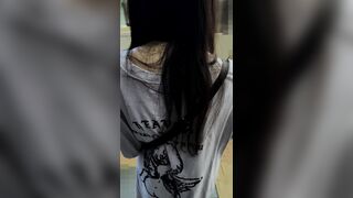 [我慢窃触]警戒心無さすぎるロンT生モロパン女仔をバックアタック耐久生尻×生マン jav jvip