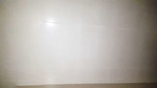 ナイトクラブの女性用トイレを隠し撮り❤️女性が全裸になってお客さんにフェラチオをし、後ろから犯されるウォーターマ jav jvip