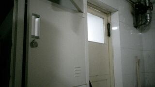 最新のプライベート流出❤️マスターは大学の古いキャンパスのトイレに潜入するために女子高生を高額で雇いました❤️女子高生の入浴と着替えを盗撮  ipcam (2)