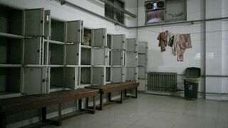 最新のプライベート流出❤️マスターは大学の古いキャンパスのトイレに潜入するために女子高生を高額で雇いました❤️女子高生の入浴と着替えを盗撮  ipcam (3)