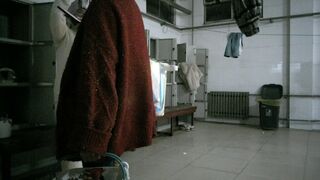 最新のプライベート流出❤️マスターは大学の古いキャンパスのトイレに潜入するために女子高生を高額で雇いました❤️女子高生の入浴と着替えを盗撮  ipcam (5)