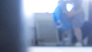 女の子は心配しますが、男の子は女の子のオマンコにペニスをこすりつけ続け jav jvip