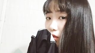 【露出オナニー】韓国の対照的な小さなロリータがネットユーザーを誘惑するために屋外でオナニー jav jvip (8)