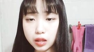 【露出オナニー】韓国の対照的な小さなロリータがネットユーザーを誘惑するために屋外でオナニー jav jvip (9)