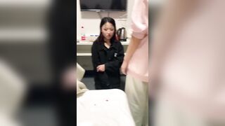 学校でのいじめ - クラスメイトの女子の服を脱がせて、ロリポップを彼女の膣に挿入し、取り出して食べさせる ipcam