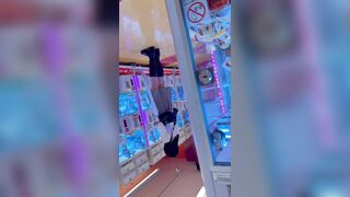 【撮影バレ→見せつけ#16】ゲーセンで遭遇した美女が突然スカートを捲ってパンツ見せ！M字開脚＆自撮り動画の置き土産 jav jvip