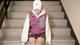 인터뷰에 응한 편의점녀 비상구에서 살살 구슬려 꿀꺽