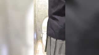 デパートのトイレでこっそりオナニーしちゃうJK168　純朴そうな美乳JKがギャップのある大胆オナニー jav jvip