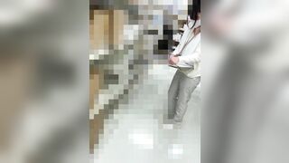 【店員胸チラ・パンチラ㉞】美人店員さん２名！メイク事務 ipcam