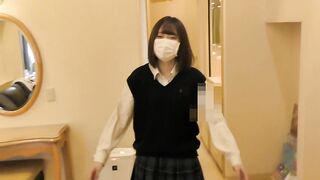 【個人撮影】超美人の18歳美女　制服で生ハメ顔射エッチ　カメラ目線フェラも jav jvip