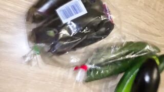 FC2PPV 1675096 【３P生中だしリアルNTR】今夜の旦那のおかずにキュウリの浅漬けを作ってみようと色々マ〇コに食材を入れてみる人妻 jav