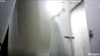 【トイレ盗撮】パンツを脱がずにオーバーオール姿でお尻を突き出しておしっこするお嬢さん達 40V jav jvip (4)