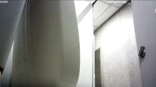 【トイレ盗撮】パンツを脱がずにオーバーオール姿でお尻を突き出しておしっこするお嬢さん達 40V jav jvip (6)