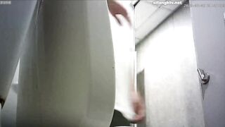 【トイレ盗撮】パンツを脱がずにオーバーオール姿でお尻を突き出しておしっこするお嬢さん達 40V jav jvip (7)