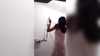 房东低价租给校外租房的学生妹！偷装无线摄像头拍初发育的学妹洗澡洗B洗腚 jav jvip