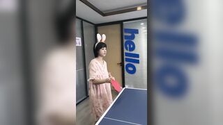 卓球室でノーブラ女子を隠し撮り！小さなおっぱいが服の間からぶつかり、周りを羨ましがらせる jav jvip (2)