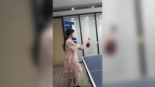 卓球室でノーブラ女子を隠し撮り！小さなおっぱいが服の間からぶつかり、周りを羨ましがらせる jav jvip (3)