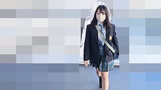 可愛い青チェJKをエレベーターでスカート内盗撮。しつこい染み付きおパンツが晒されてしまう jav jvip
