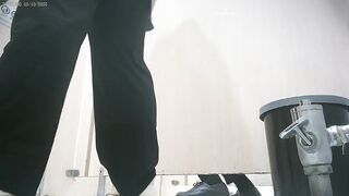 新たに流出した写真には、中国のトイレカメラ専門家がショッピングモールの女性用トイレに仕切りの隙間から忍び込み ipcam