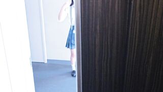 アイドルルックな可愛い細身JKに笑顔で挨拶されたあとにパンツを覗く毎日 jav jvip