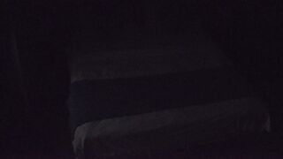 ホテルの隠しカメラ映像⭐ 痴女がオナニーしながら彼氏にキスし、ついには望み通りに犯される[透かしなしの自撮りバージョン] jav jvip (1)