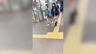 JD盗撮日記26 最強の仲良し姉妹が遂に登場！！激カワミニスカ姉妹を電車内とトイレ内で盗撮【※完全主観34分超撮影】 jav jvip
