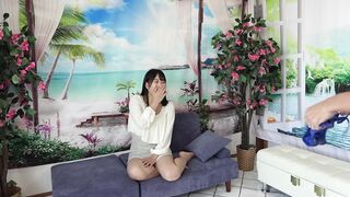 セクハラされてぐちょぐちょに濡らしてしまい「これは違うんだって！」と必死に言い訳する『まいなちゃん』は口内発射されても笑顔のまま jav jvip