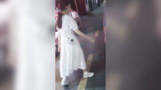 Telegramの有料グループ❤️最新の高画質の手持ちトイレカメラ映像が流出❤️歩行者専用道路の公衆トイレで放尿する可愛い女の子数人 ipcam