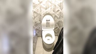 デパートのトイレでこっそりオナニーしちゃうJK158　スレンダー美少女が激しいクリ弄りで痙攣イキ jav jvip