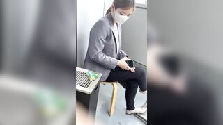 【胸チラ25】タバコ休憩中OLさんたちの胸チラ巨乳営業マンとエロパイ内勤さん jav jvip