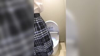 デパートのトイレでこっそりオナニーしちゃうJK160　透き通るような白い肌の清楚女子が大胆クリ弄り jav jvip