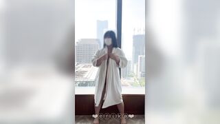 【19歳Gカップえりかの自撮り】☆彡 ホテルの高層階の大きい透明窓に張り付いて全裸ディルドオナニー！！近くのオフィスビルから丸見えだったけ jav jvip