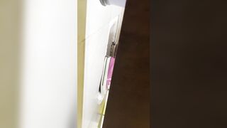 流出した動画には、ダンス教室のスタッフが命がけでトップモデルのトイレ使用中を盗撮し、彼女の陰部を丹念に撮影する様子が映っている ipcam (10)