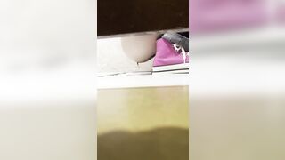 流出した動画には、ダンス教室のスタッフが命がけでトップモデルのトイレ使用中を盗撮し、彼女の陰部を丹念に撮影する様子が映っている ipcam (11)