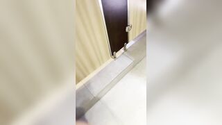 流出した動画には、ダンス教室のスタッフが命がけでトップモデルのトイレ使用中を盗撮し、彼女の陰部を丹念に撮影する様子が映っている ipcam (13)