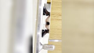 流出した動画には、ダンス教室のスタッフが命がけでトップモデルのトイレ使用中を盗撮し、彼女の陰部を丹念に撮影する様子が映っている ipcam (18)