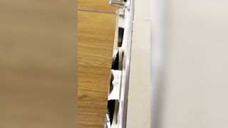 流出した動画には、ダンス教室のスタッフが命がけでトップモデルのトイレ使用中を盗撮し、彼女の陰部を丹念に撮影する様子が映っている ipcam (19)